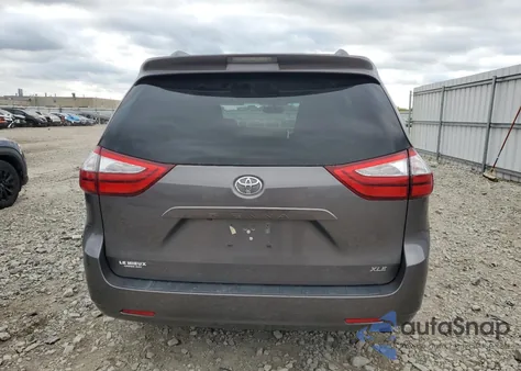 2015 Toyota Sienna Xle z USA, uszkodzony, nr VIN 5TDYK3DC9FS534431